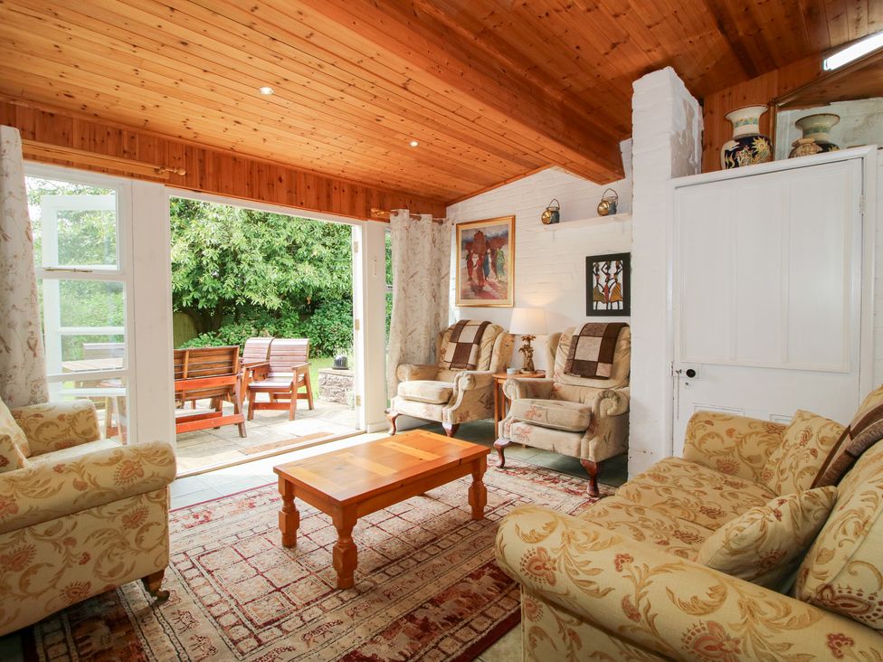 A snug with seating and a coffee table at The Laurels in Bishop's Castle