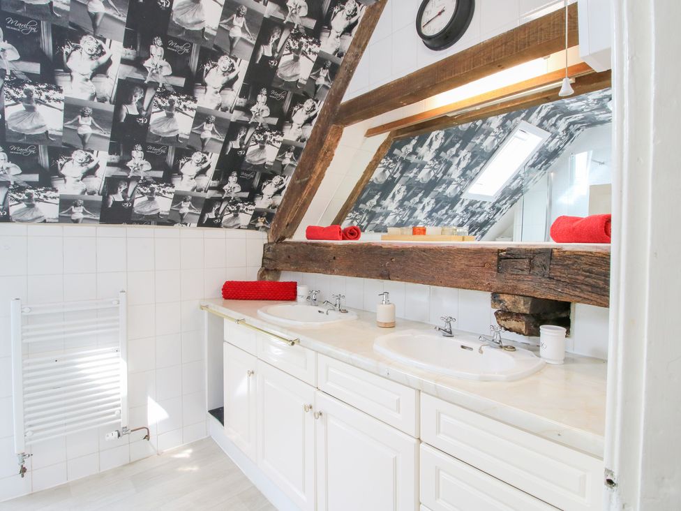A bathroom with sinks and wooden elements at The Laurels in Bishop's Castle
