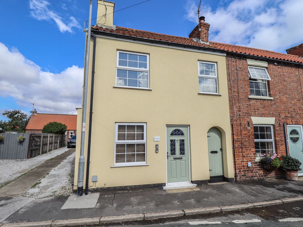 A house with a green door and windows at 29 High Street in Aldeburgh