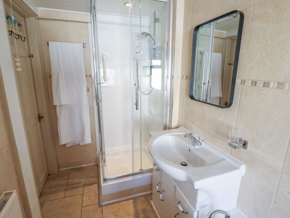 A bathroom with shower and washbasin at 29 High Street in Aldeburgh