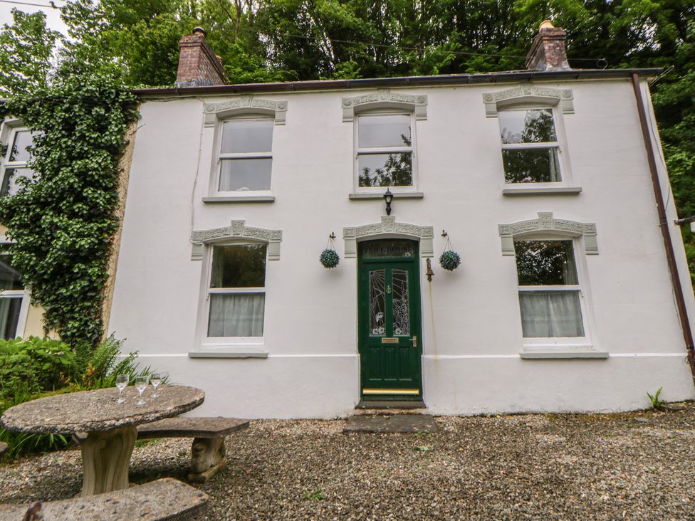 A house with a green door and windows in Cilgerran near Cardigan