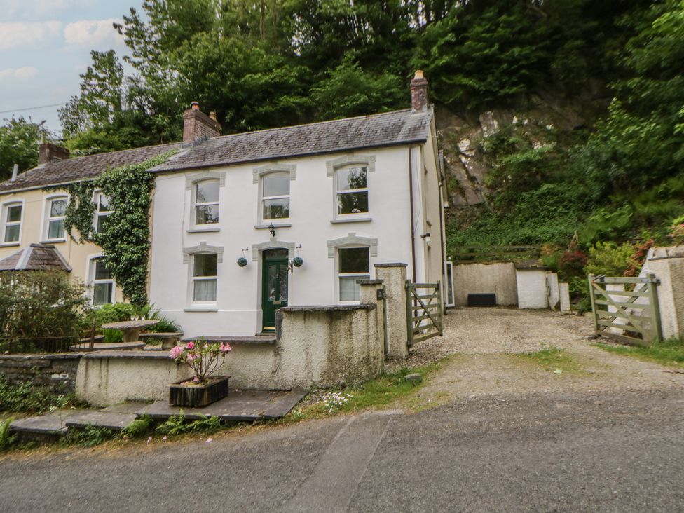 A house with a garden and a driveway at Teifi House in Cilgerran near Cardigan