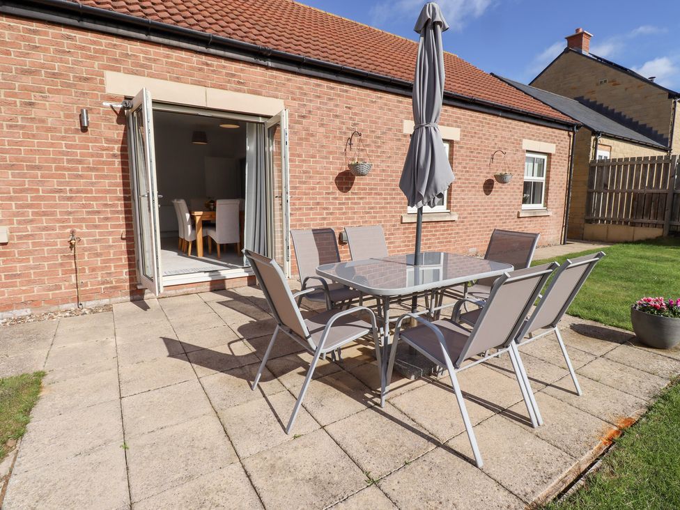 A garden with a table and chairs at The Haven in Embleton