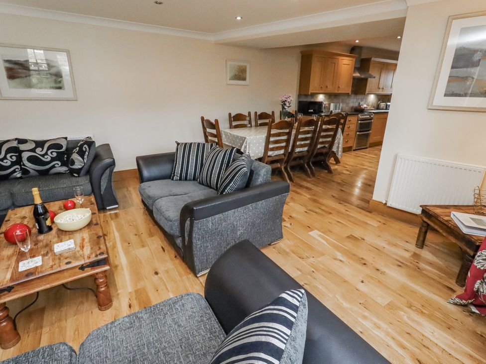 A living room with a dining area and kitchen at High Hemmel House in Embleton
