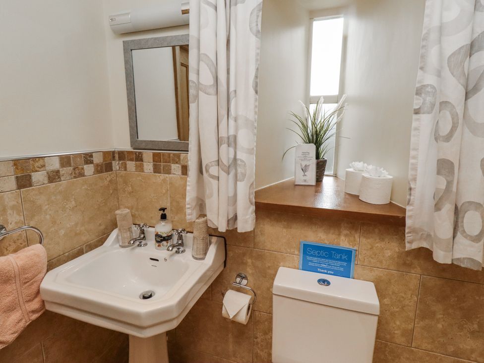 A bathroom with sink and toilet at High Hemmel House in Embleton