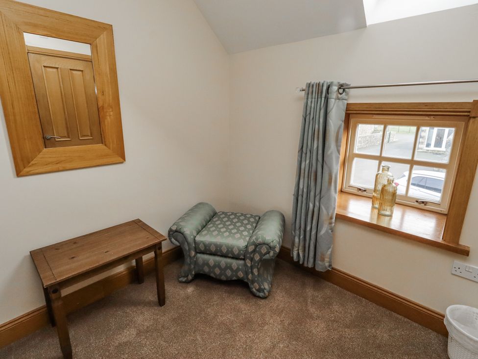 A room with a table and chair at High Hemmel House Embleton
