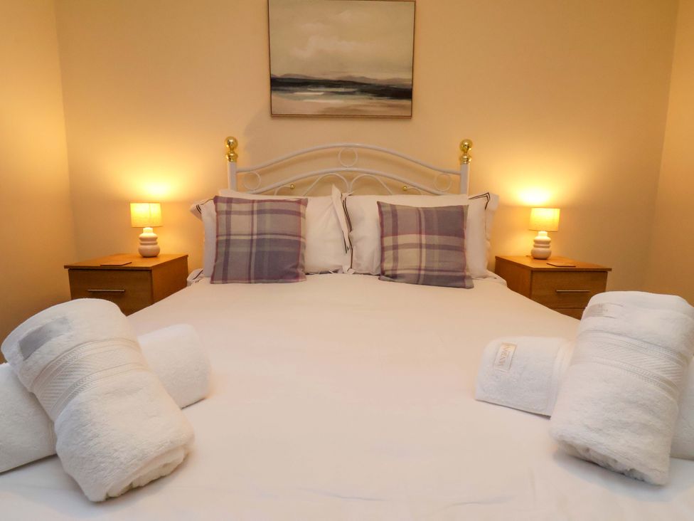 A bedroom with a bed and bedside lamps at La Rochelle in Whitby
