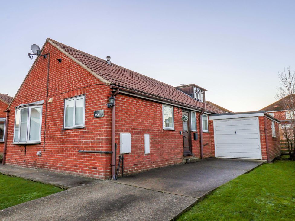 A house with a garage and yard at La Rochelle Whitby