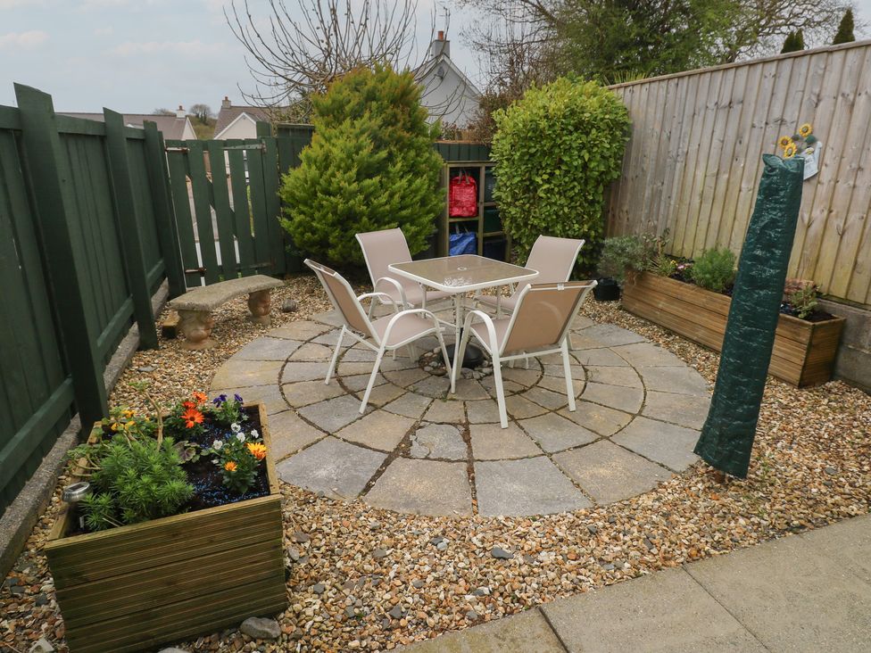 A garden with table and chairs at Sandyhill House in Saundersfoot