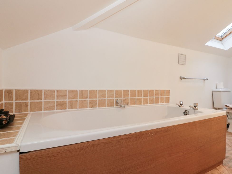 A bathtub and toilet in a bathroom at Seacrest Lodge in Scarborough