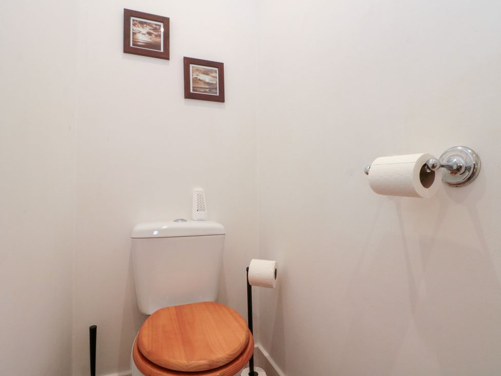 A toilet with toilet paper in a bathroom at Seacrest Lodge in Scarborough