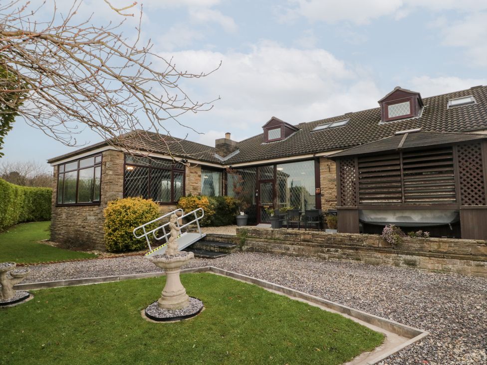 A house with garden and fountain at Seacrest Lodge in Scarborough
