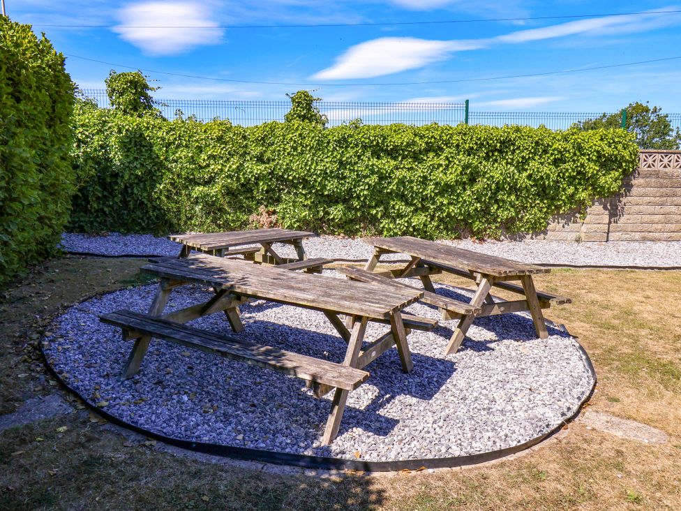 A garden area with tables and gravel at Seacrest Lodge in Scarborough