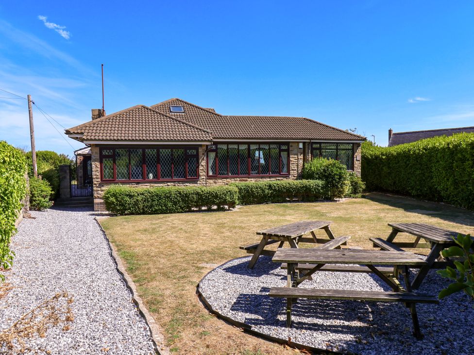 A house with a garden area and picnic tables at Seacrest Lodge, Scarborough