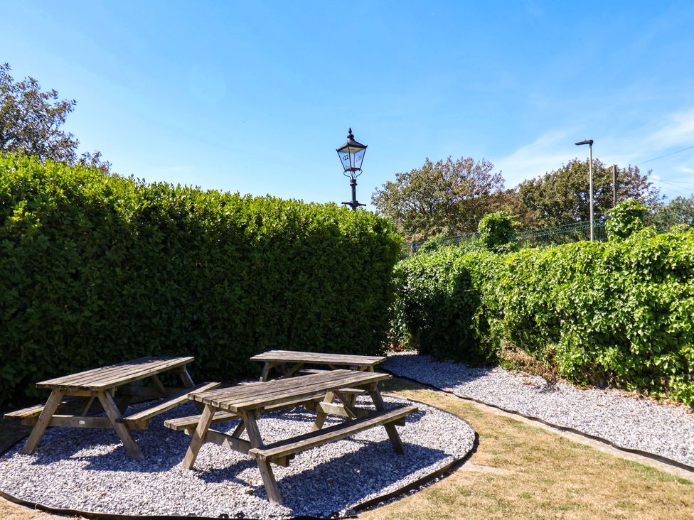 A garden with benches and a lamp post at Seacrest Lodge in Scarborough