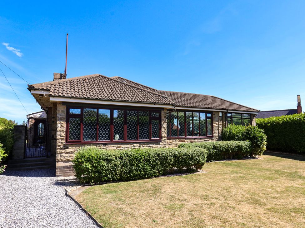 A house with windows and a hedge at Seacrest Lodge in Scarborough