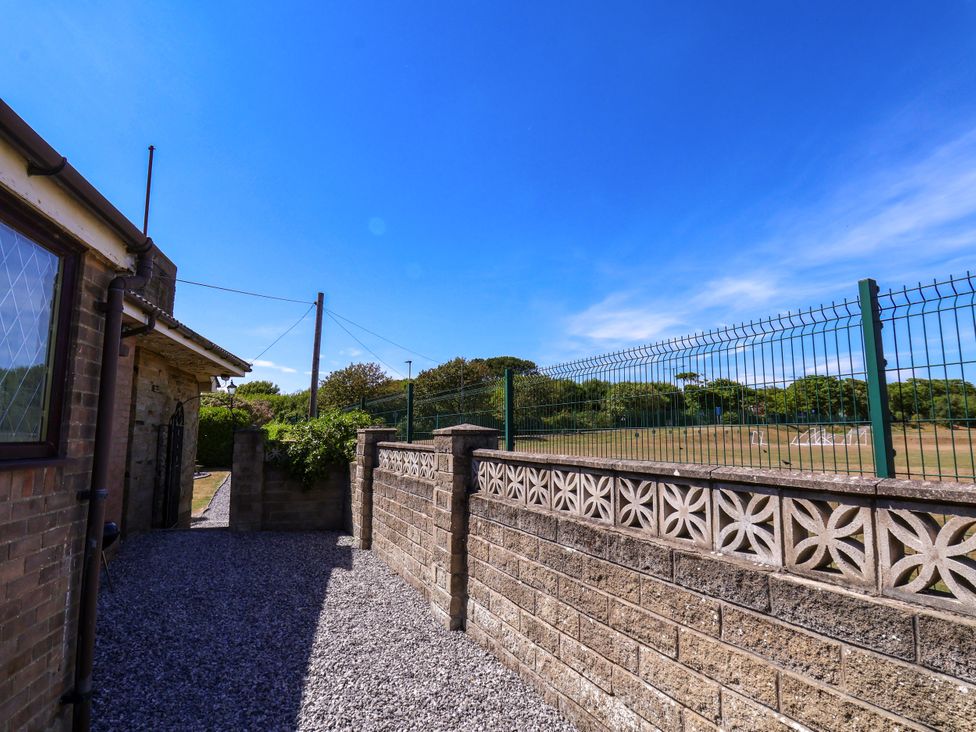 An outdoor area with a fence and gravel path at Seacrest Lodge in Scarborough