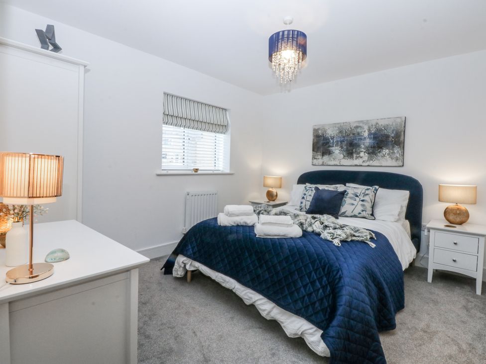 A bedroom with a bed and lamps at Estuary View in Colwyn Bay