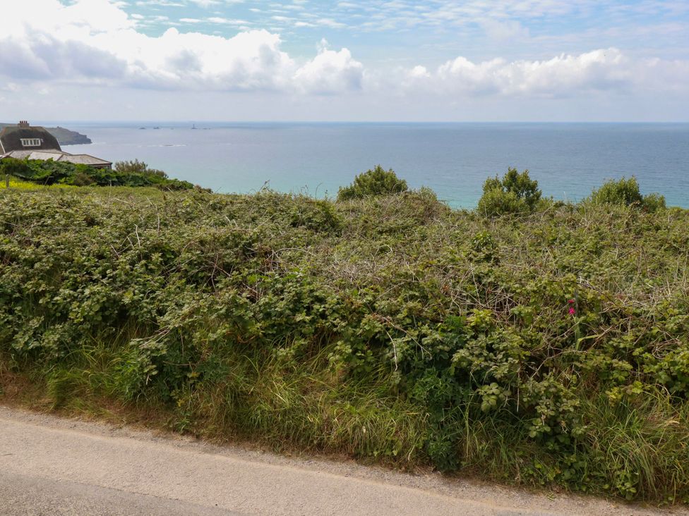 An outdoor area with bushes and ocean view at Kitticarn Sennen Cove near St Just