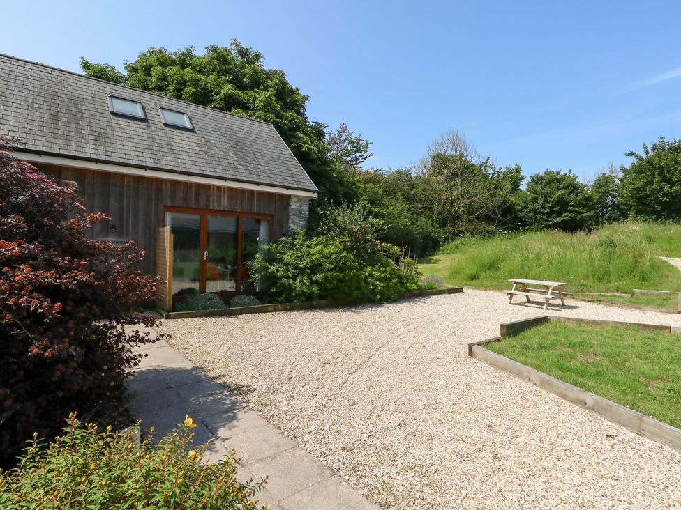 An outdoor area featuring a house and a table at Shepherd Oak in Upwey near Weymouth