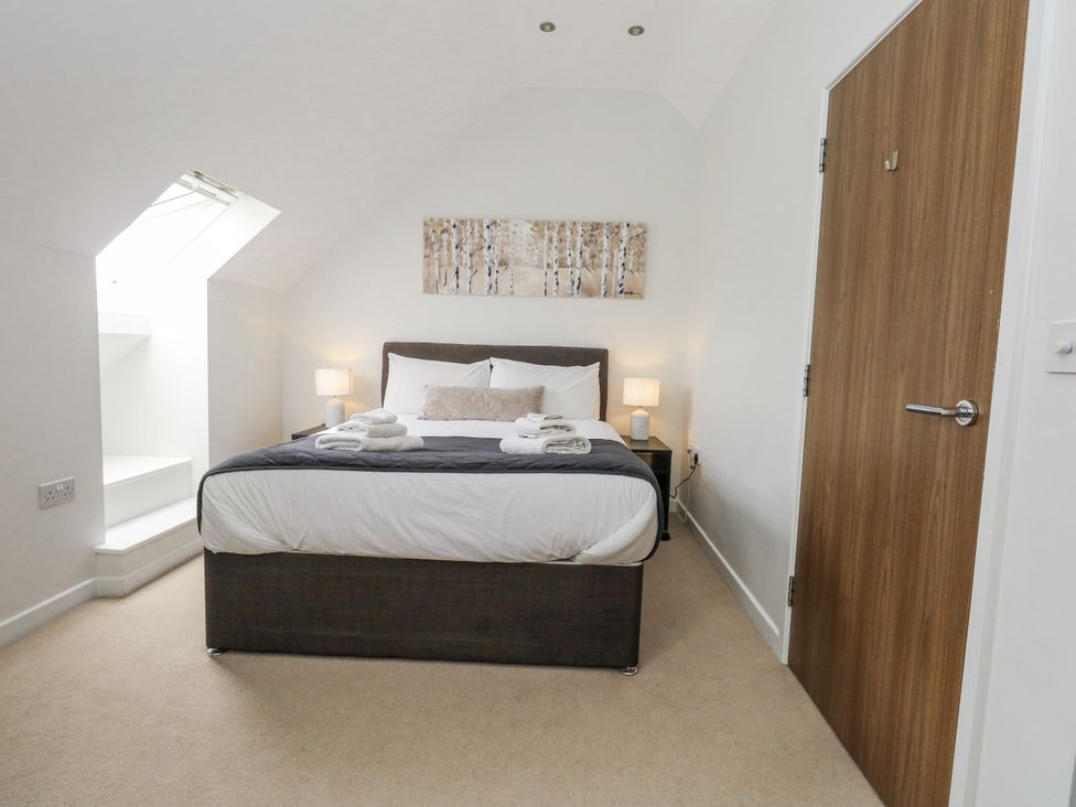 A bedroom with a bed and lamps at Everdene in Upwey near Weymouth