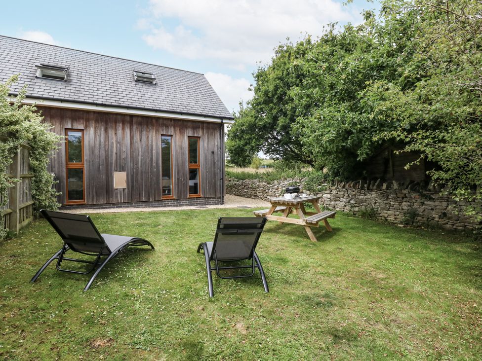 A garden with chairs and a table at Everdene Upwey near Weymouth