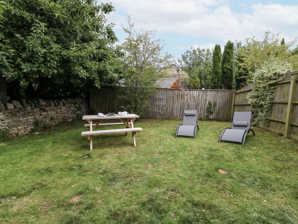A garden with a table and chairs at Everdene in Upwey near Weymouth