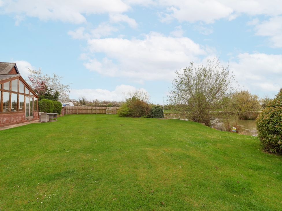 A garden with a view of a river at Manor Wood in Farndon