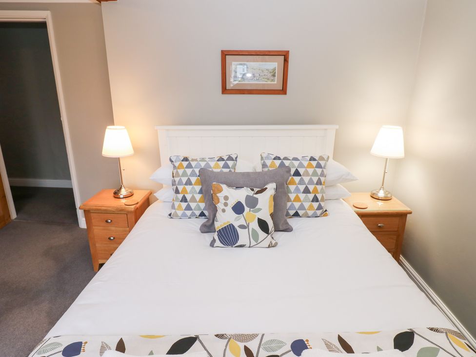 A bedroom with a bed and bedside tables at Braeside in Reeth