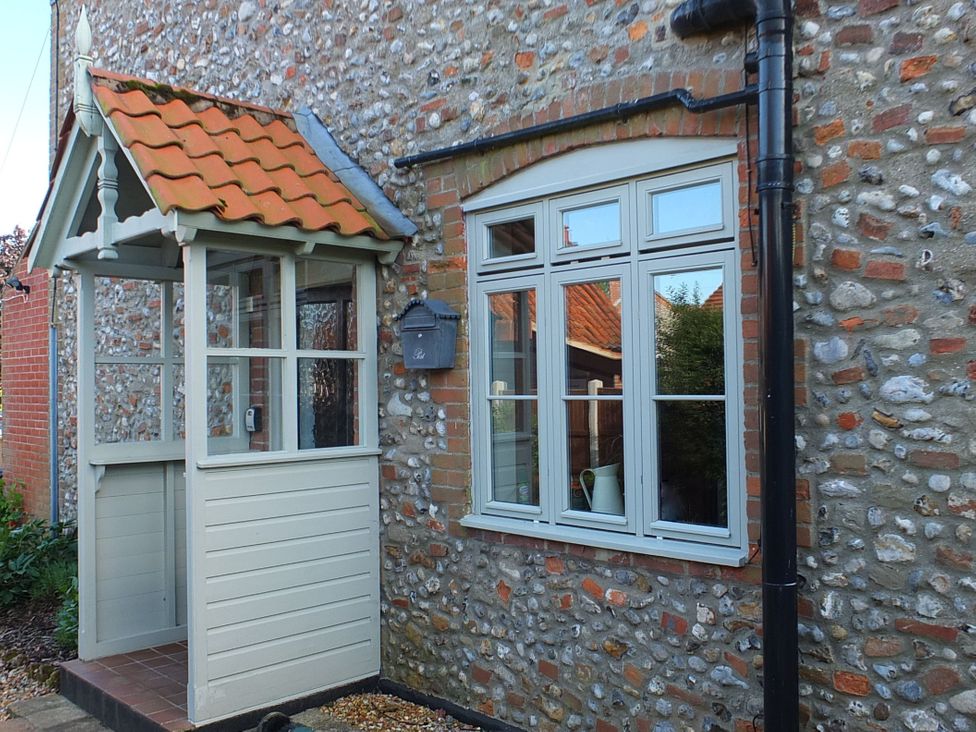 An entrance porch with a door and window at COO - Beaconsfield Cottage Melton Constable