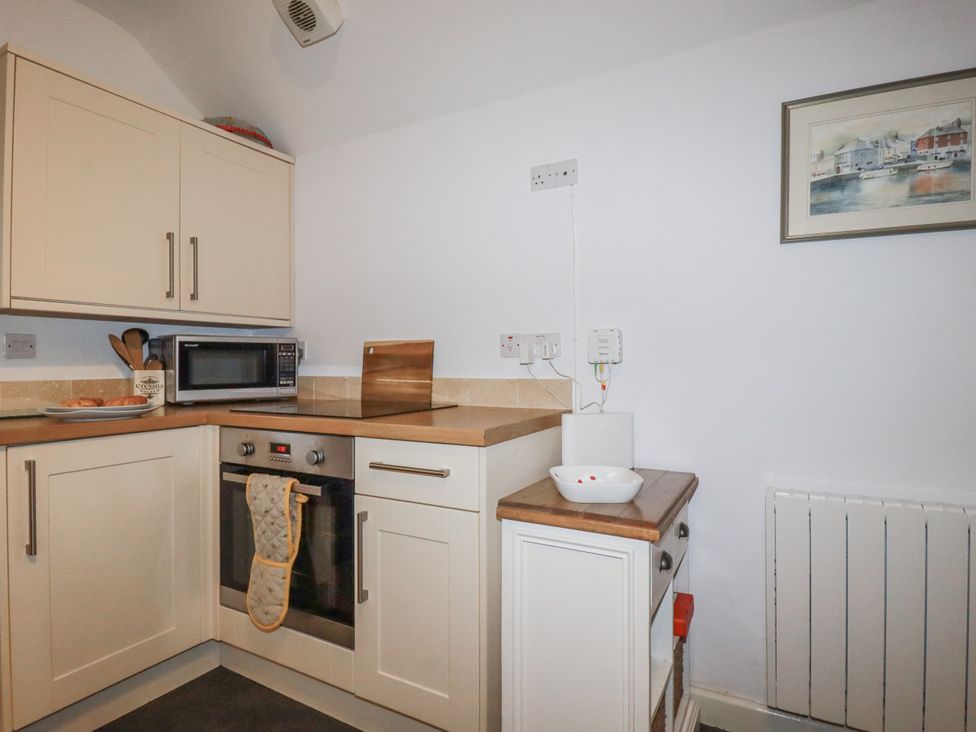 A kitchen with microwave and cooker at Bramble Barn Inches near Lanivet