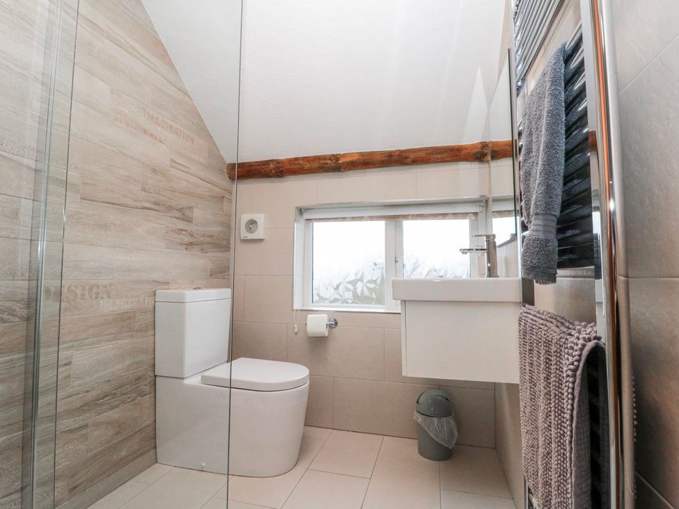 A bathroom featuring a toilet, sink, and shower at Wold Cottage in Hunmanby
