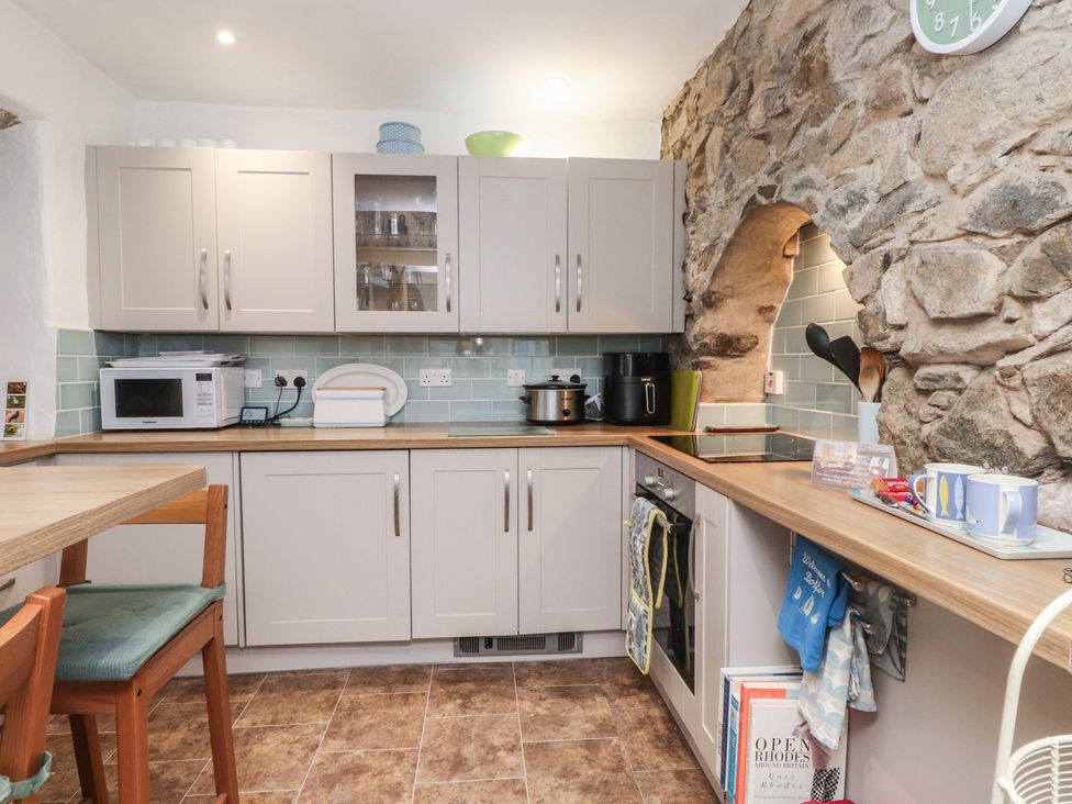 A kitchen with cabinets and appliances at Dolfor in Nefyn