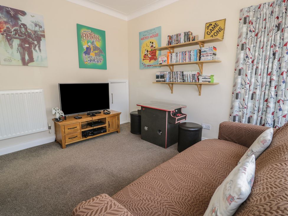 A living room with a television and sofa at Roma in Rhos-on-Sea