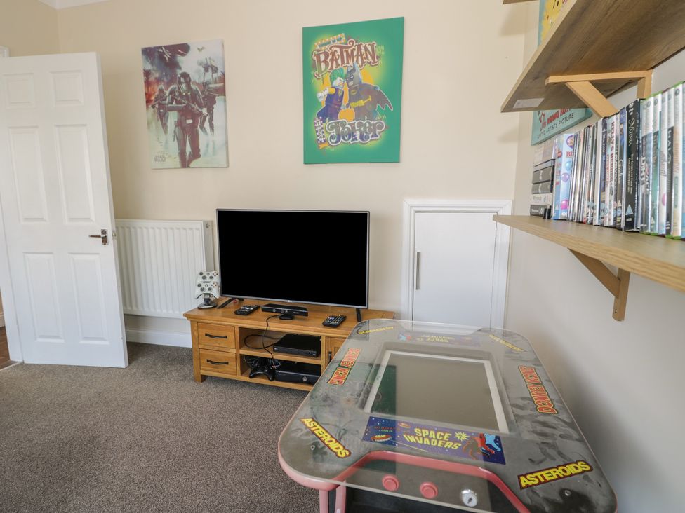 A snug with a television and arcade machine at Roma in Rhos-on-Sea