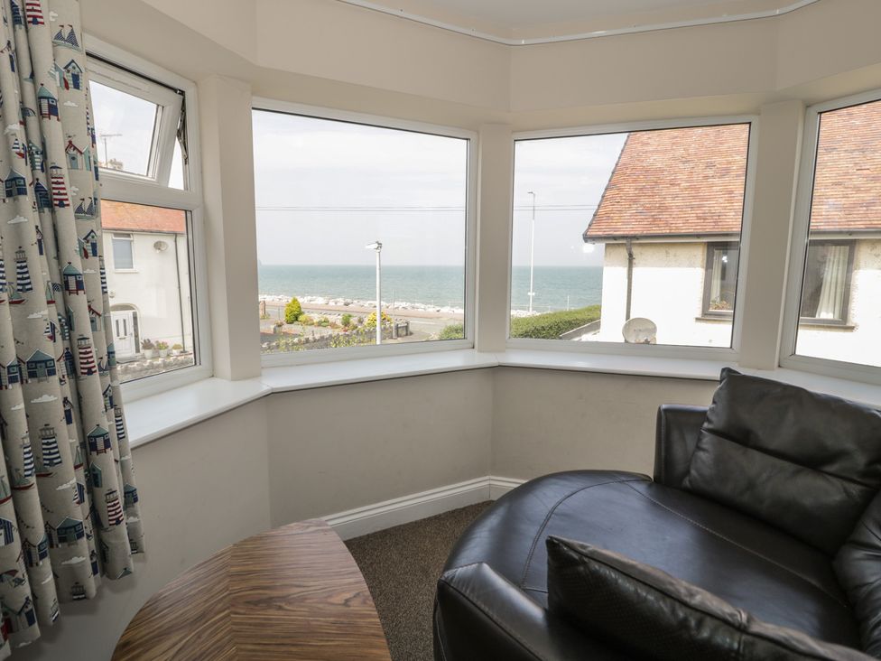 A snug room with a view of the beach at Roma in Rhos-on-Sea