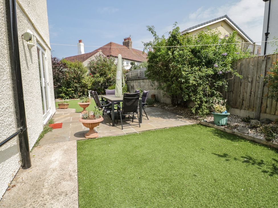 A garden with a table and chairs at Roma in Rhos-on-Sea