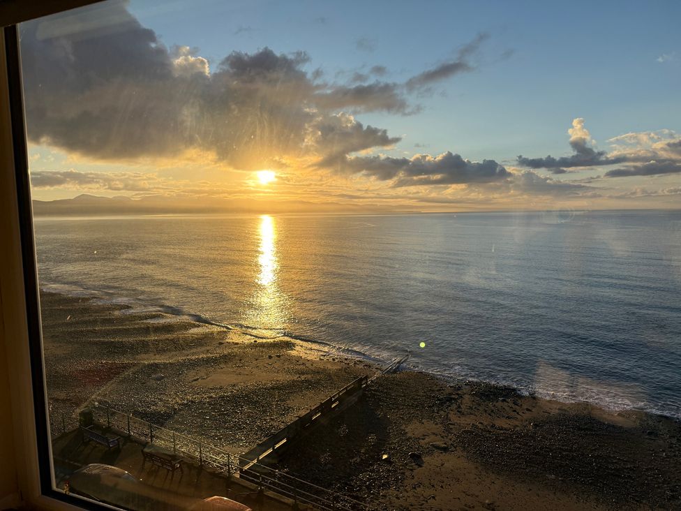 A view of the ocean with a sunset at The View in Criccieth
