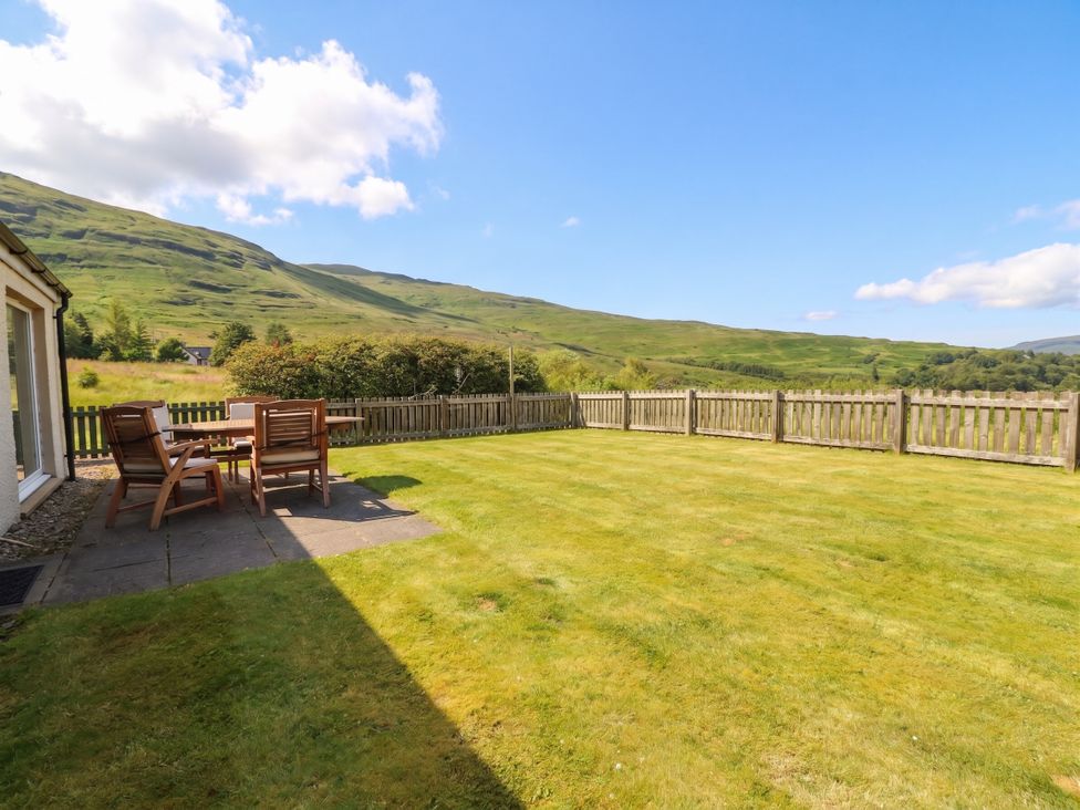 A garden with table and chairs at Sunset Cottage in Craignure, Isle Of Mull