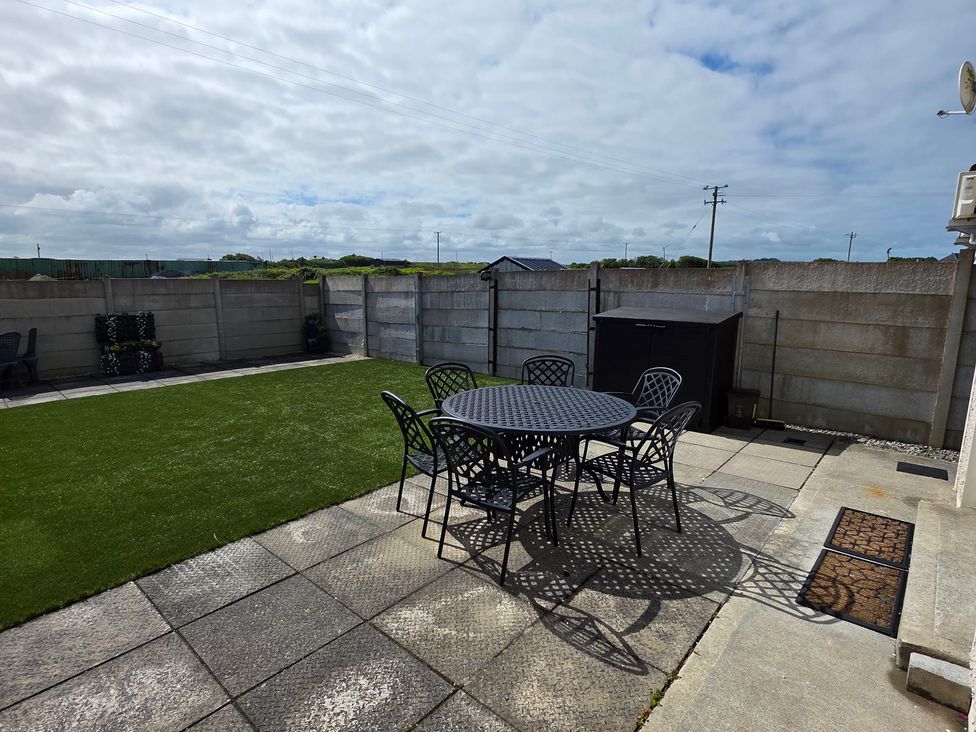 A garden with a table and chairs at 63 Moinin in Kilkee, County Clare