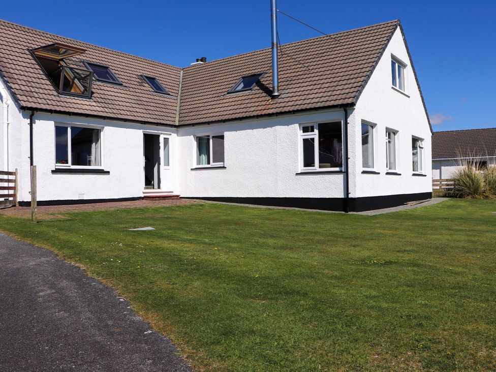 A house with a garden and driveway at Ceól na Mara Uig