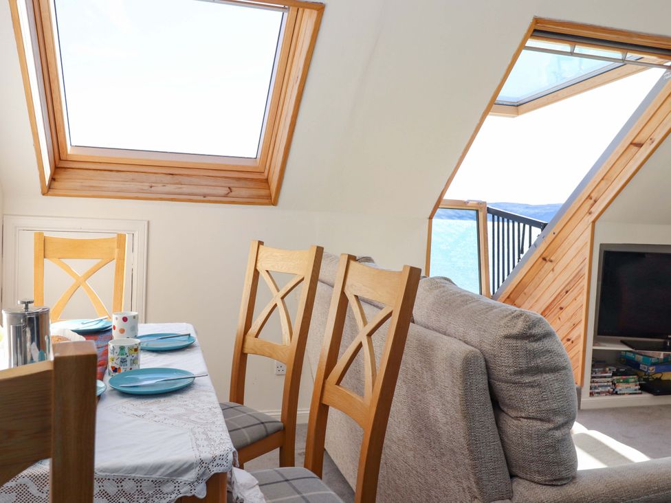 A dining area with a table and chairs at Ceól na Mara in Uig