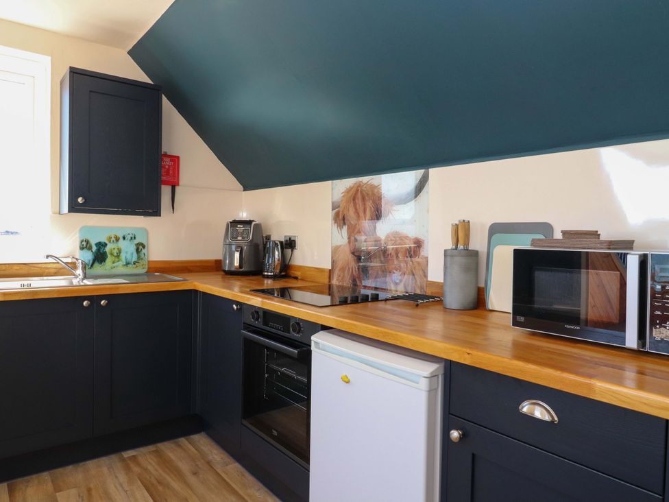 A kitchen with appliances and counter space at Ceól na Mara in Uig