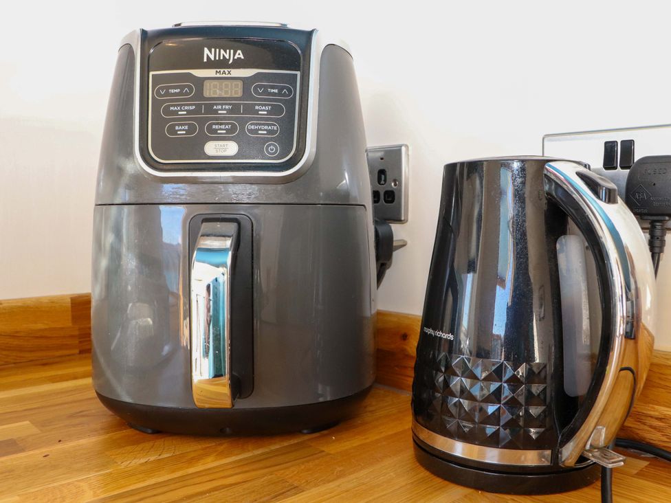 A kitchen with an air fryer and kettle at Ceól na Mara in Uig