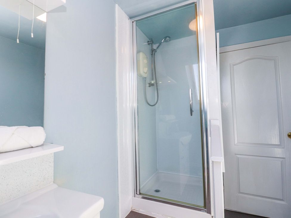 A bathroom with a shower, toilet, and sink at Ceól na Mara in Uig
