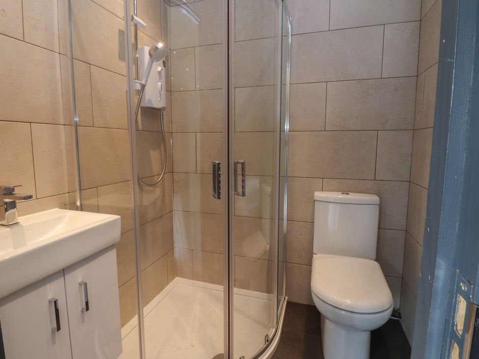 A bathroom with a shower, sink, and toilet at Heath Hideaway