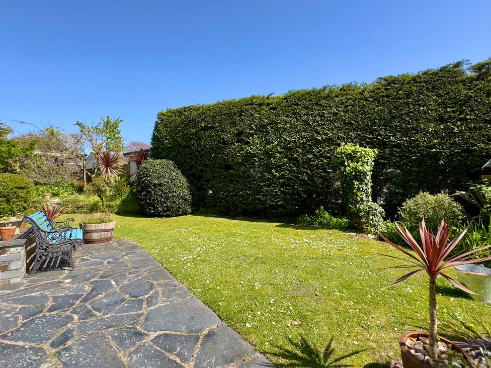A garden with a bench and hedges at Kilcarreg Rock near Wadebridge