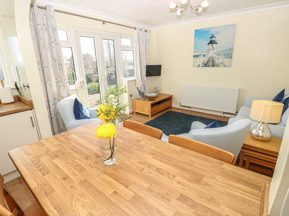 A living room with a table and chairs at Roebeck Retreat in Ryde