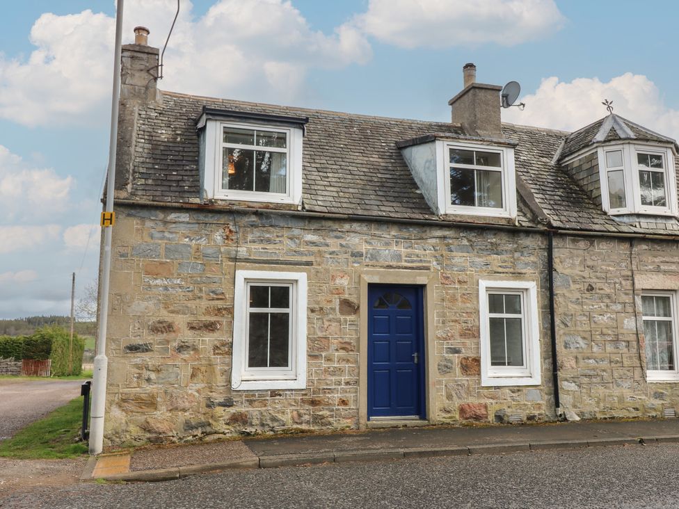 A house with a blue door and windows at Alt na Voir in Tomintoul