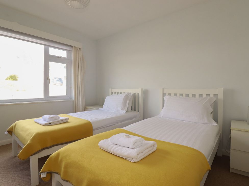 A bedroom with two single beds at Treverrion in Gorran Haven